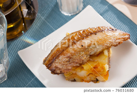 Fried scomber with potatoes 76031680