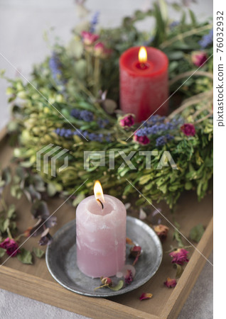 綠色花圈和蠟燭 76032932