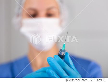 Nurse ready to make injection in hospital 76032933