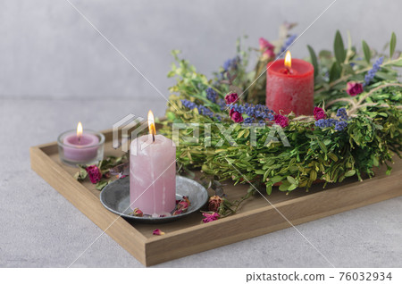 綠色花圈和蠟燭 76032934