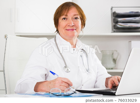 Doctor working effectively Doctor working effectively 76033029