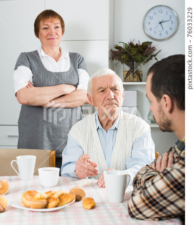 Parents arguing with son Parents arguing with son 76033229