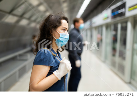 Metro passengers use personal protective 76033271