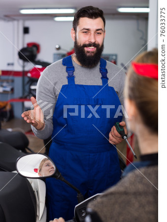 Worker helping woman Worker helping woman 76033775