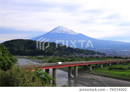 從富士川 SA 東名高速公路下行線看到的富士山 從富士川 SA 東名高速公路下行線看到的富士山 76034002