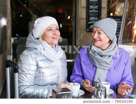 Happy senior ladies in outdoors cafe Happy senior ladies in outdoors cafe 76034180