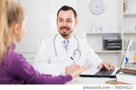 Male doctor and little girl Male doctor and little girl 76034322