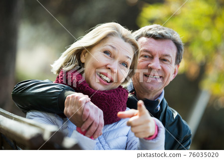 Portrait of elderly couple in park 76035020