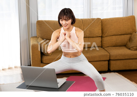 蹲在電腦前的女人 蹲在電腦前的女人 76035110