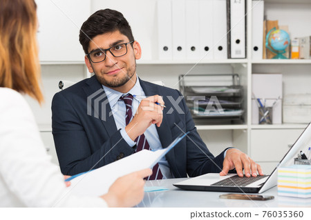 Colleagues meeting in office Colleagues meeting in office 76035360