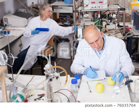 Lab technician taking notes Lab technician taking notes 76035704