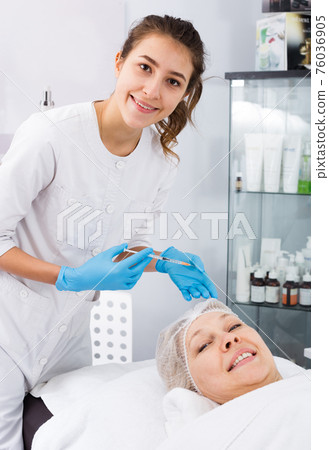 Doctor making injection 76036905