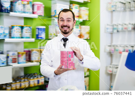 Adult male pharmacist suggesting useful drug Adult male pharmacist suggesting useful drug 76037441
