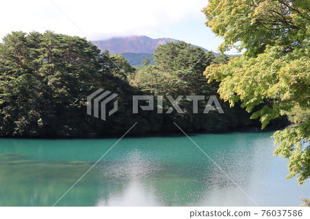 Blue pond 76037586