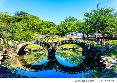 鮮綠色的高城公園迷你玻璃橋(長崎縣諫早市) 鮮綠色的高城公園迷你玻璃橋(長崎縣諫早市) 76037626