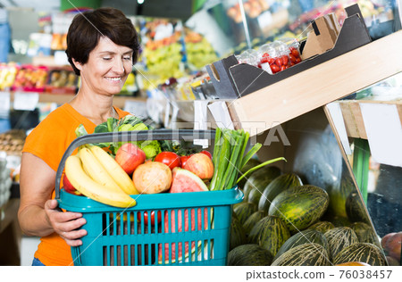 Active woman is demonstraiting basket Active woman is demonstraiting basket 76038457
