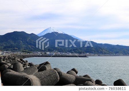 Mt. Fuji seen from Yui PA Tomei Expressway down line Mt. Fuji seen from Yui PA Tomei Expressway down line 76038611