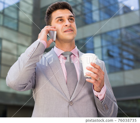 Businessman having phone call conversation 76038735
