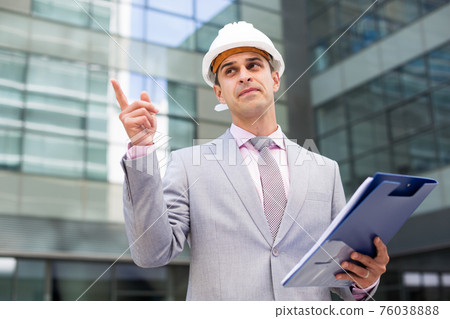 Manager giving instructions 76038888