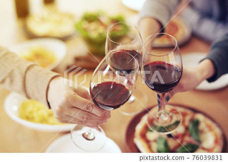 吐司配意大利美食和紅酒 吐司配意大利美食和紅酒 76039831