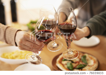 Toast with Italian food and red wine 76039833