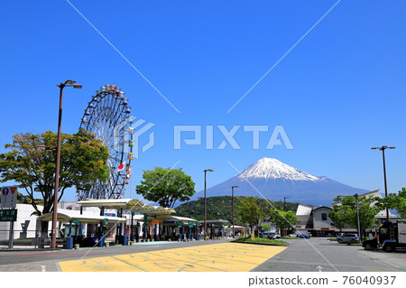 Mt. Fuji seen from Fujikawa SA Tomei Expressway up line Mt. Fuji seen from Fujikawa SA Tomei Expressway up line 76040937
