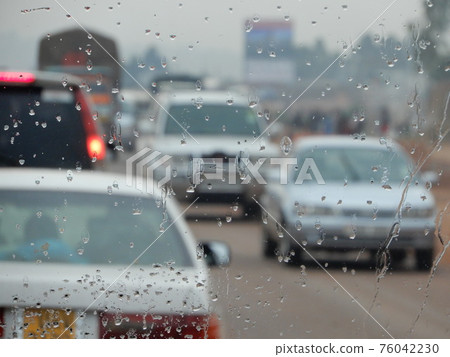 交通堵塞在一個雨天 交通堵塞在一個雨天 76042230
