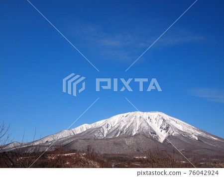 等待春天的岩手山 76042924