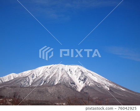 等待春天的岩手山 76042925