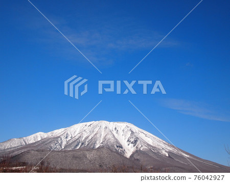 等待春天的岩手山 76042927