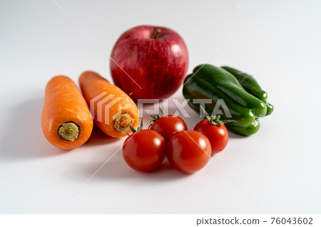 紅蘿蔔、蘋果、蕃茄和胡椒五顏六色的綠黃色蔬菜 紅蘿蔔、蘋果、蕃茄和胡椒五顏六色的綠黃色蔬菜 76043602