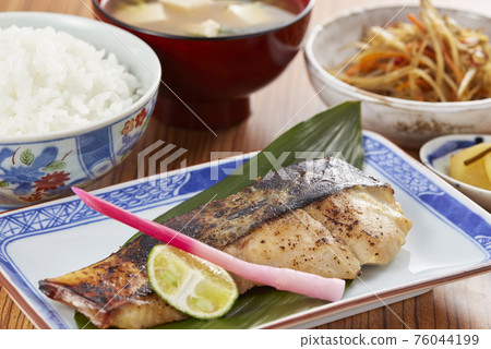 Spanish mackerel grilled set meal 76044199