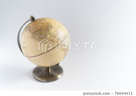 在白色背景上採取的地球 76044411