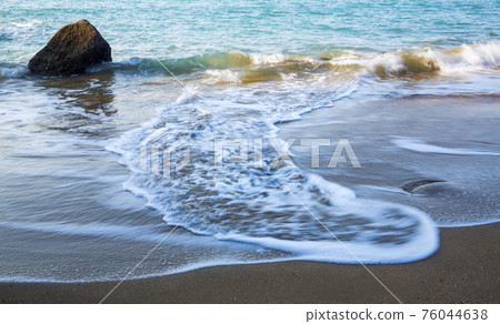 海浪拍打的海灘風景 海浪拍打的海灘風景 76044638