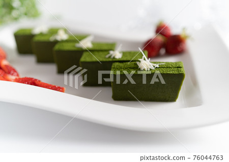 抹茶醬和草莓放在白盤子裡 76044763