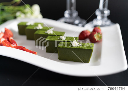 抹茶醬和草莓放在白盤子裡 抹茶醬和草莓放在白盤子裡 76044764