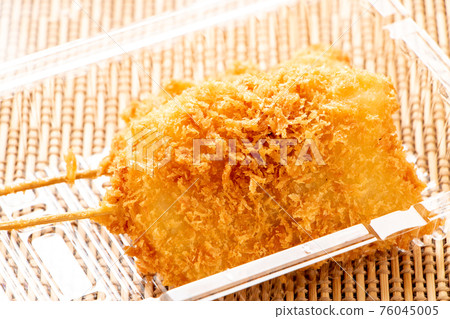 外賣容器中的炸串(炸串)。 外賣容器中的炸串(炸串)。 76045005