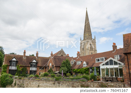 From Oxford, take a boat south of the Thames and arrive at Abingdon. St. Helen's Church. 76045167