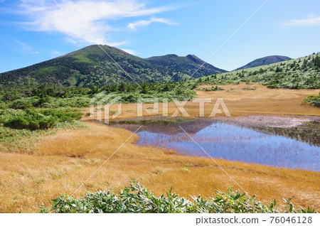 從青森縣沼澤展望台眺望田茂谷沼澤和赤倉岳、伊戶山和大嶽山 從青森縣沼澤展望台眺望田茂谷沼澤和赤倉岳、伊戶山和大嶽山 76046128