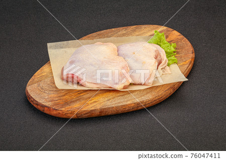 Raw chicken hip for cooking Raw chicken hip for cooking 76047411