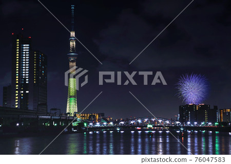 隅田川煙火大會“大川端的喧囂” 76047583