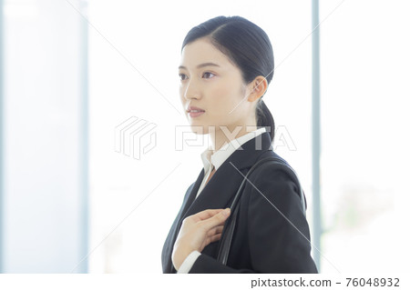 招聘西裝新生的女人 招聘西裝新生的女人 76048932