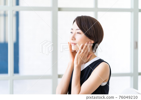 A woman who feels moisturized. A woman who feels moisturized. 76049210