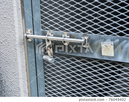 Locked wire mesh padlock Locked wire mesh padlock 76049402