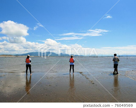 Nabematsubara Beach, Tamana City, Kumamoto Prefecture People enjoying fishing in the Ariake Sea Nabematsubara Beach, Tamana City, Kumamoto Prefecture People enjoying fishing in the Ariake Sea 76049569