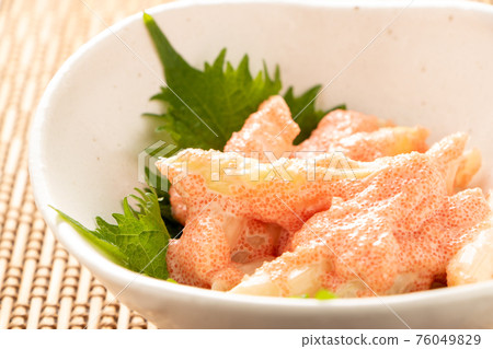 白蘆筍配鱈魚子蛋黃醬。 白蘆筍配鱈魚子蛋黃醬。 76049829
