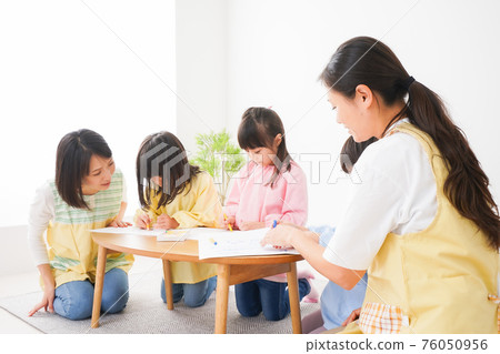 孩子們在幼兒園畫畫 孩子們在幼兒園畫畫 76050956