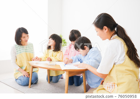 Children drawing in a nursery school Children drawing in a nursery school 76050958