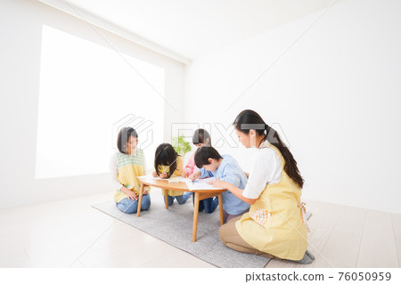 Children drawing in a nursery school 76050959