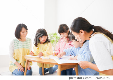 Children drawing in a nursery school Children drawing in a nursery school 76050960